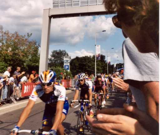 The peloton cruises last kilometer